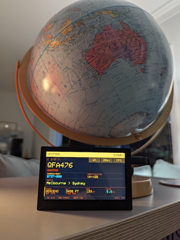 Foxtrot tracking QFA476, a Qantas B737-800 from Melbourne to Sydney, displayed in front of a globe