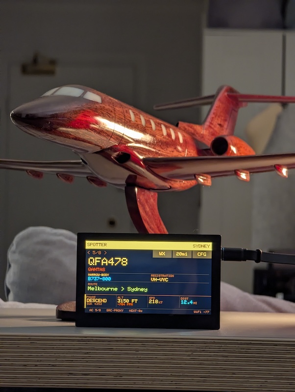 Foxtrot tracking QFA478, a Qantas B737-800 descending from Melbourne to Sydney at 3,150 ft, with a model aircraft in the foreground